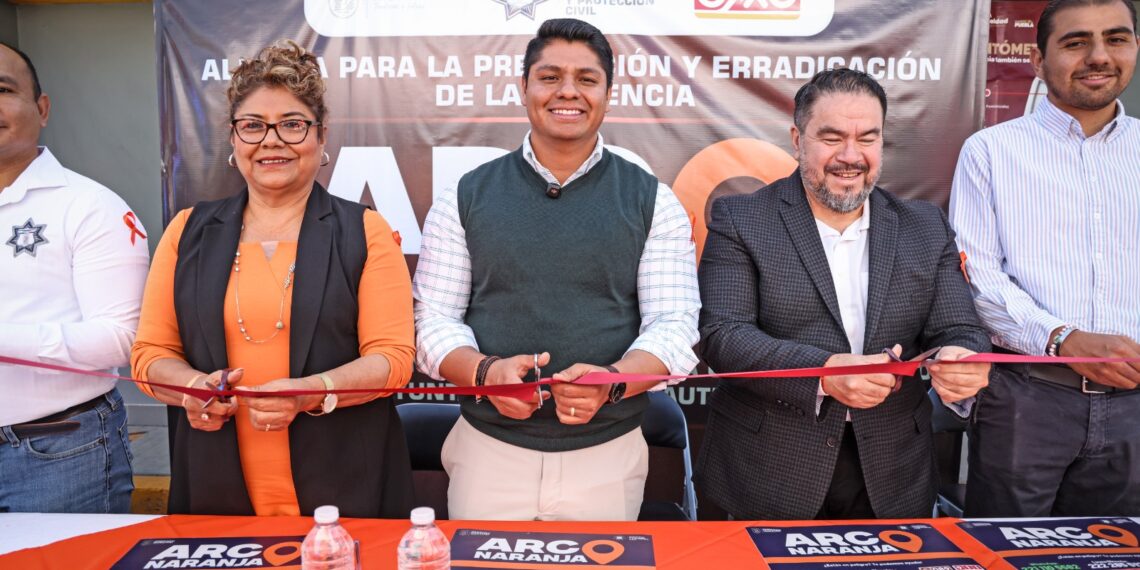 Firma Omar Muñoz convenio de colaboración con la cadena Oxxo para la instalación de “Arcos Naranja”