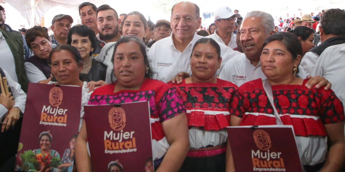 Con inversión de 8 mdp, gobierno estatal reconstruye campo afectado en Huauchinango