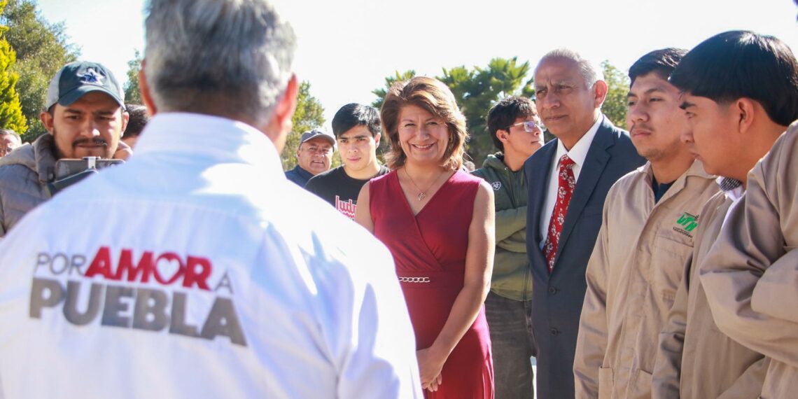Estudiantes de UTH presentan al Secretario de Educación el vehículo Solarix One
