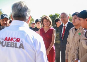 Estudiantes de UTH presentan al Secretario de Educación el vehículo Solarix One