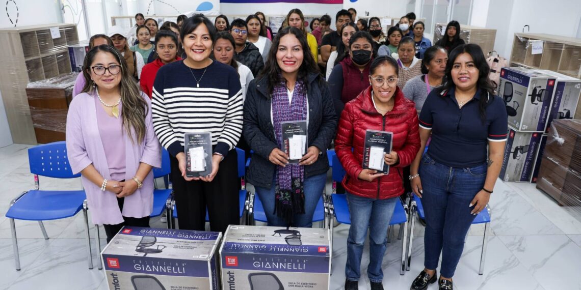 Entrega Lupita Cuautle equipamento a los 12 CAIC de San Andrés Cholula