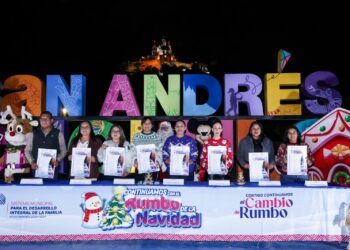 Anuncia Lupita Cuautle el inicio de la navidad con encendido de árboles