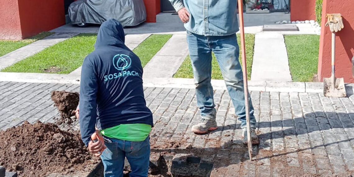 SOSAPACH atiende dos reportes ciudadanos por fugas de agua en Momoxpan y Mixquitla, en San Pedro Cholula