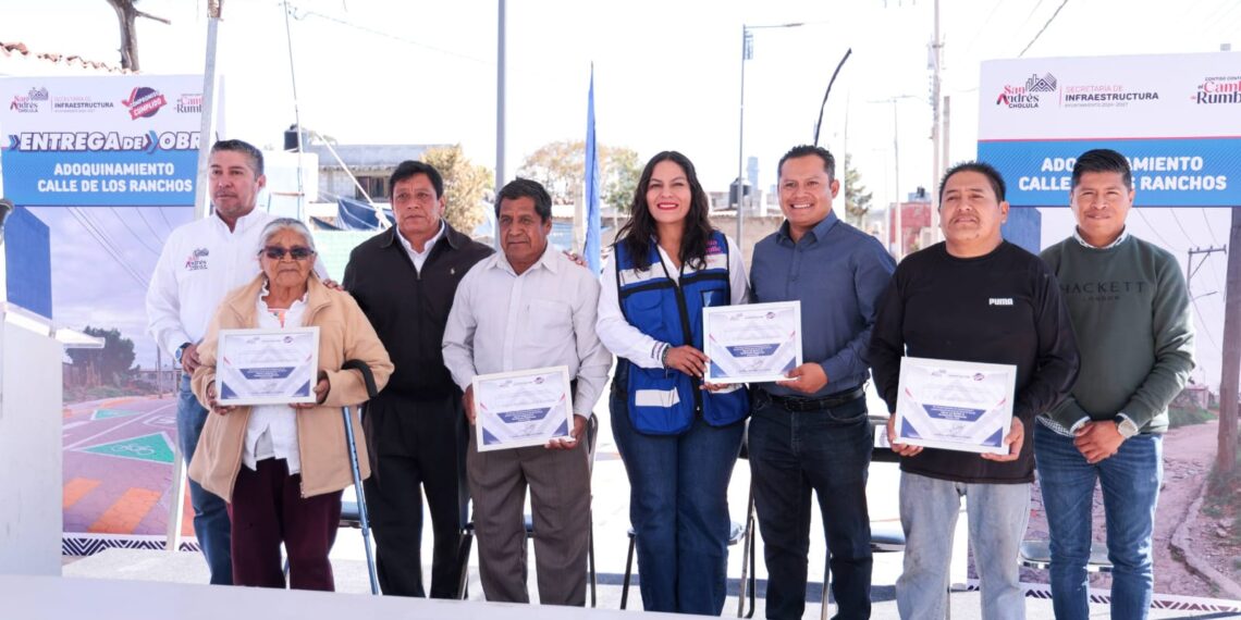 Entrega Lupita Cuautle adoquinamiento en San Bernardino Tlaxcalancingo