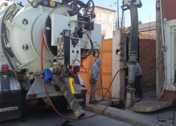 Realiza SOSAPACH trabajos preventivos en la red de alcantarillado sanitario de la calle 10 Norte