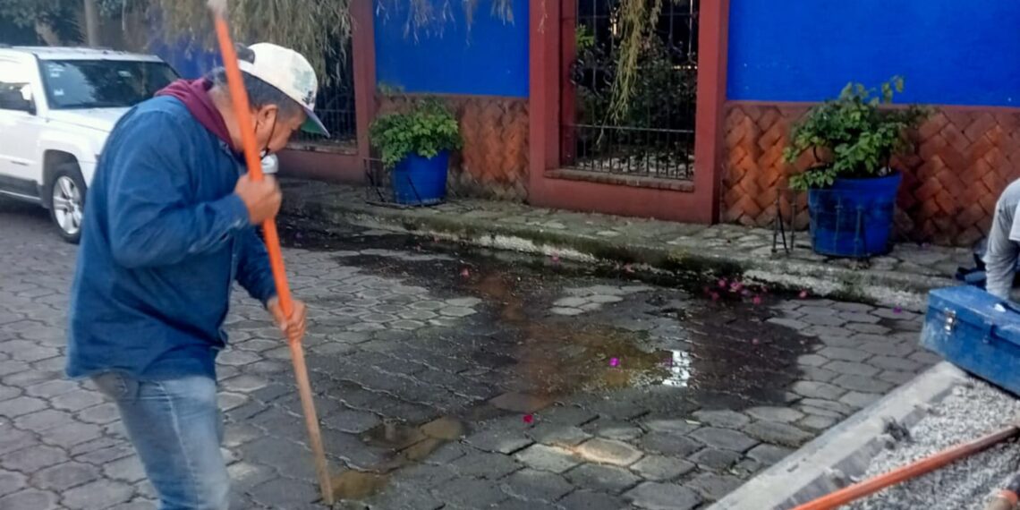 Atiende SOSAPACH fuga de agua en Club de Golf gracias a reporte ciudadano