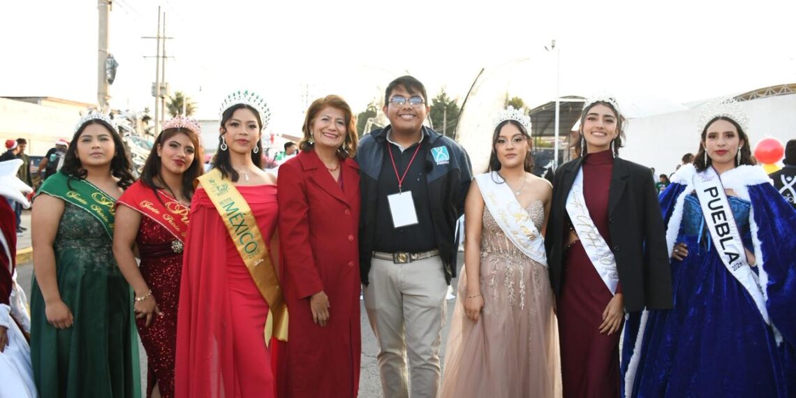 Ilumina UTH la Navidad con caravana que reunió a miles en Huejotzingo